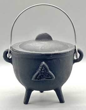 4.5" Triquetra cast iron cauldron w/ lid